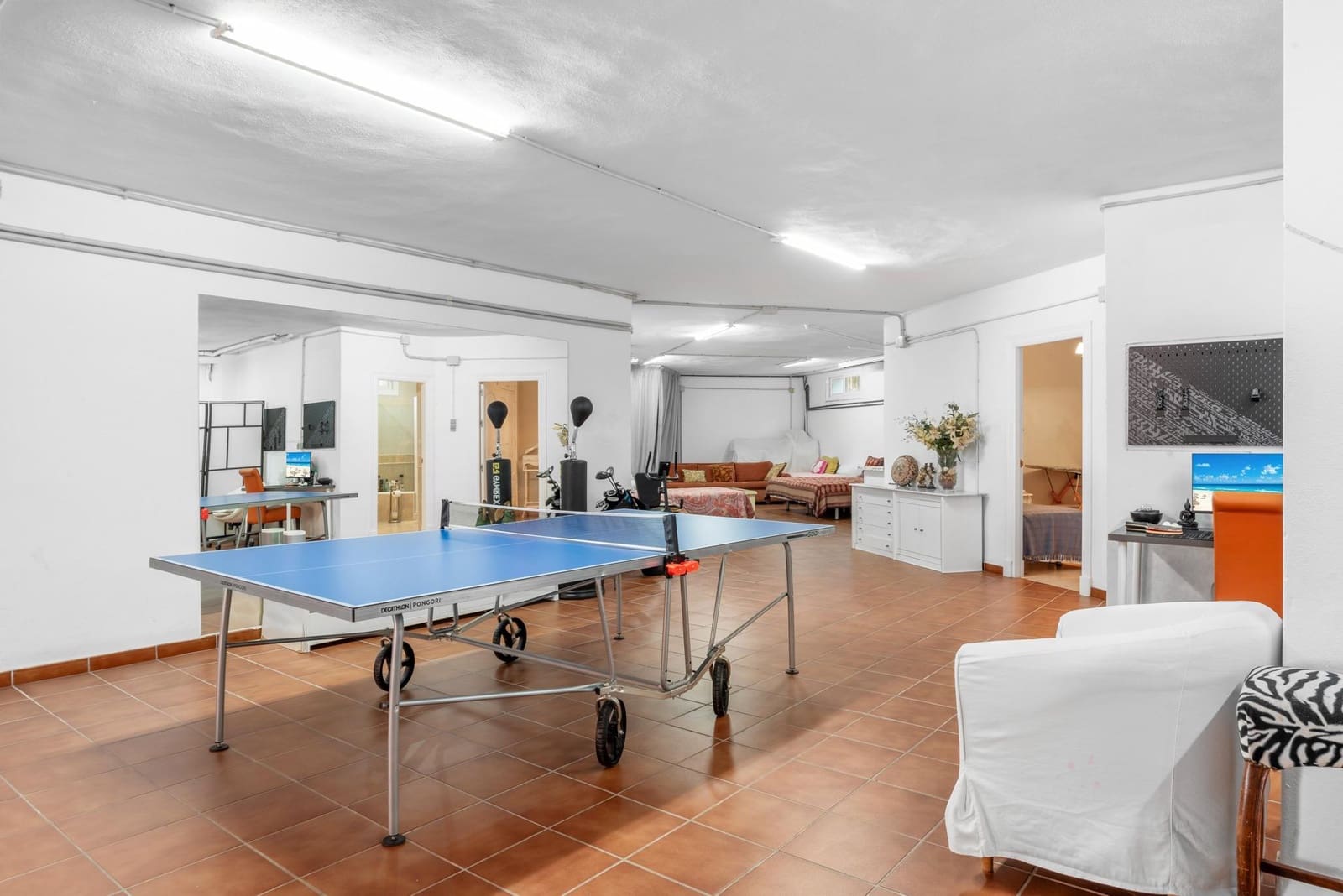 6 bedroom Villa for sale in Benahavis with pool garage - € 2,690,000 (Ref: 10090185)