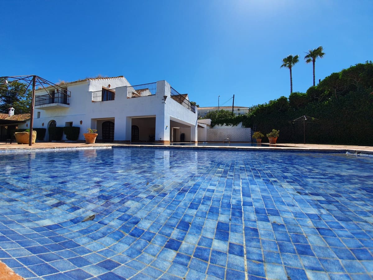 11 slaapkamer Finca/Landhuis te koop in San Enrique de Guadiaro met zwembad garage - € 3.500.000 (Ref: 10090194)