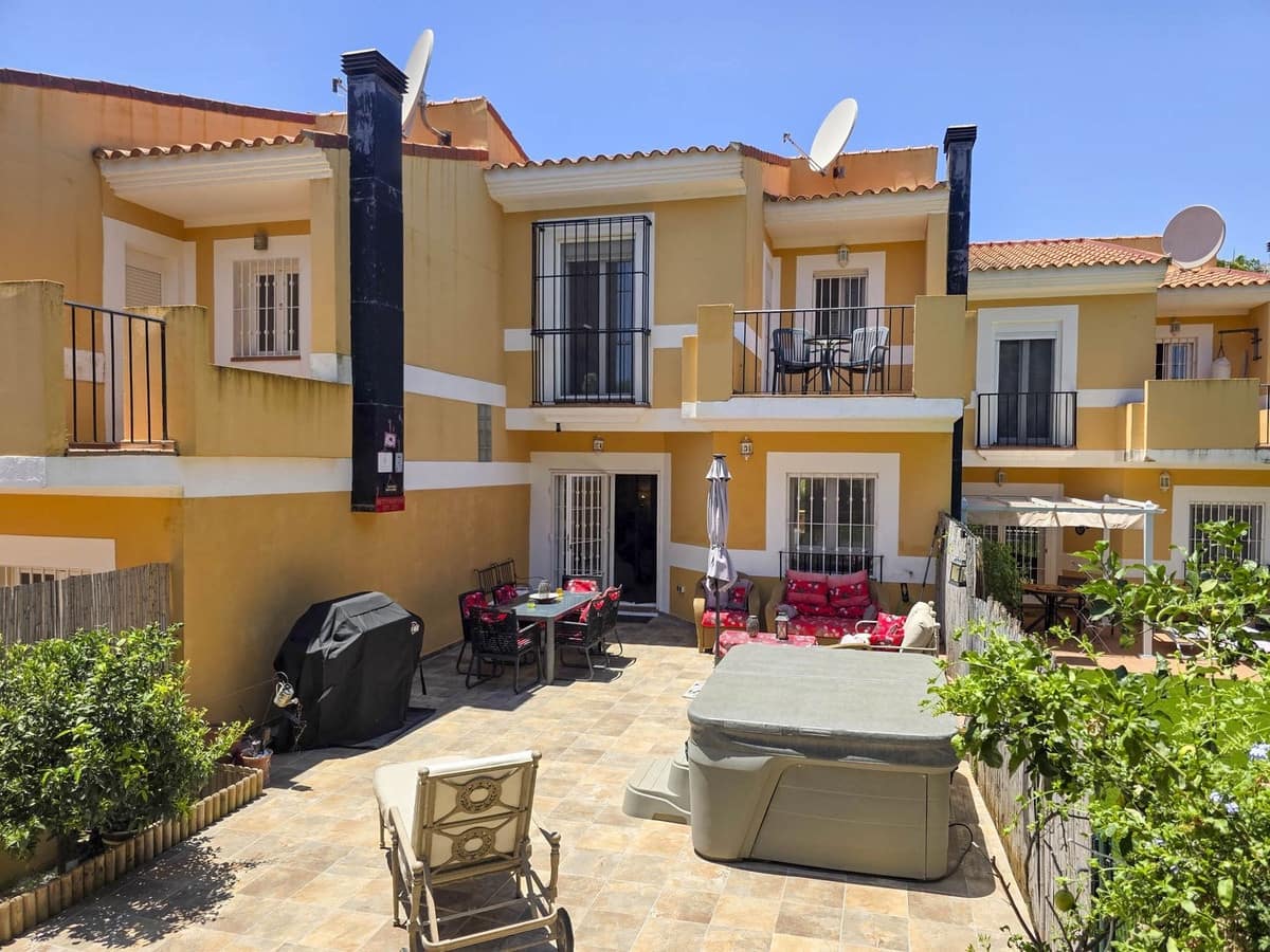 Casa de 3 habitaciones en La Duquesa / Puerto de la Duquesa en venta con piscina garaje - 345.000 € (Ref: 10090263)