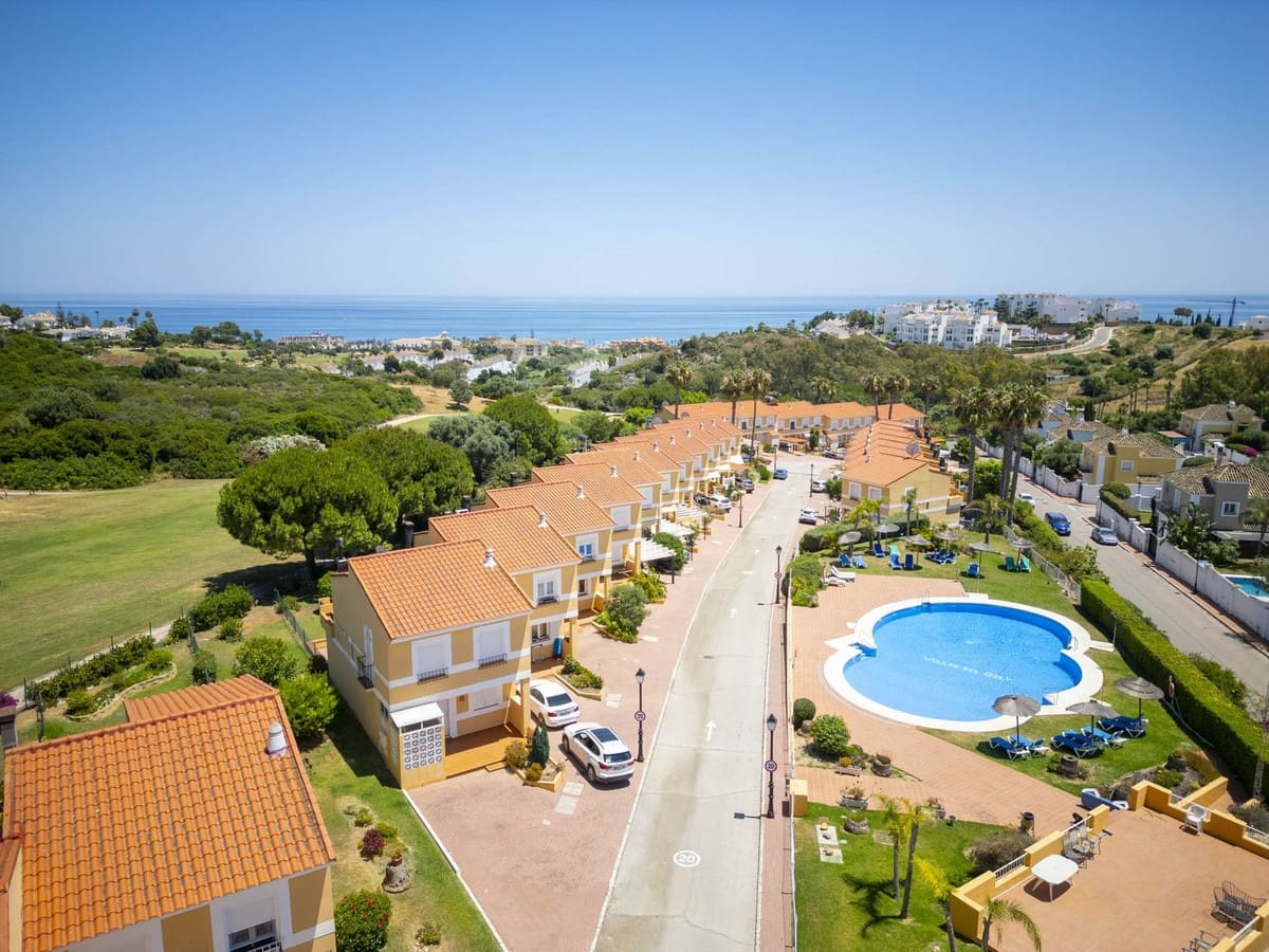 Casa de 3 habitaciones en La Duquesa / Puerto de la Duquesa en venta con piscina garaje - 345.000 € (Ref: 10090263)