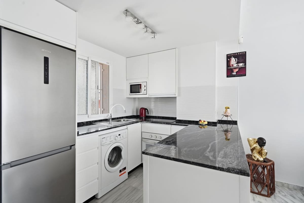 2 soverom Leilighet til salgs i Benalmadena med svømmebasseng garasje - € 344 000 (Ref: 10090353)