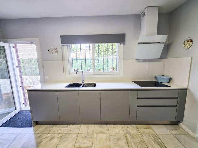 4 soverom Villa til salgs i La Duquesa / Puerto de la Duquesa, Manilva med svømmebasseng garasje - € 860 000 (Ref: 10090386)