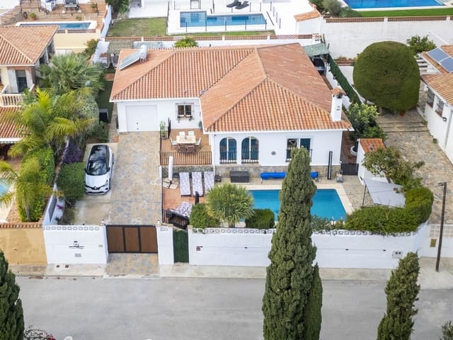4 soverom Villa til salgs i La Duquesa / Puerto de la Duquesa, Manilva med svømmebasseng garasje - € 860 000 (Ref: 10090386)