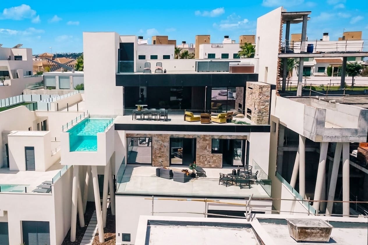 4 bedroom Villa for sale in Rojales with pool garage - € 995,000 (Ref: 10090421)