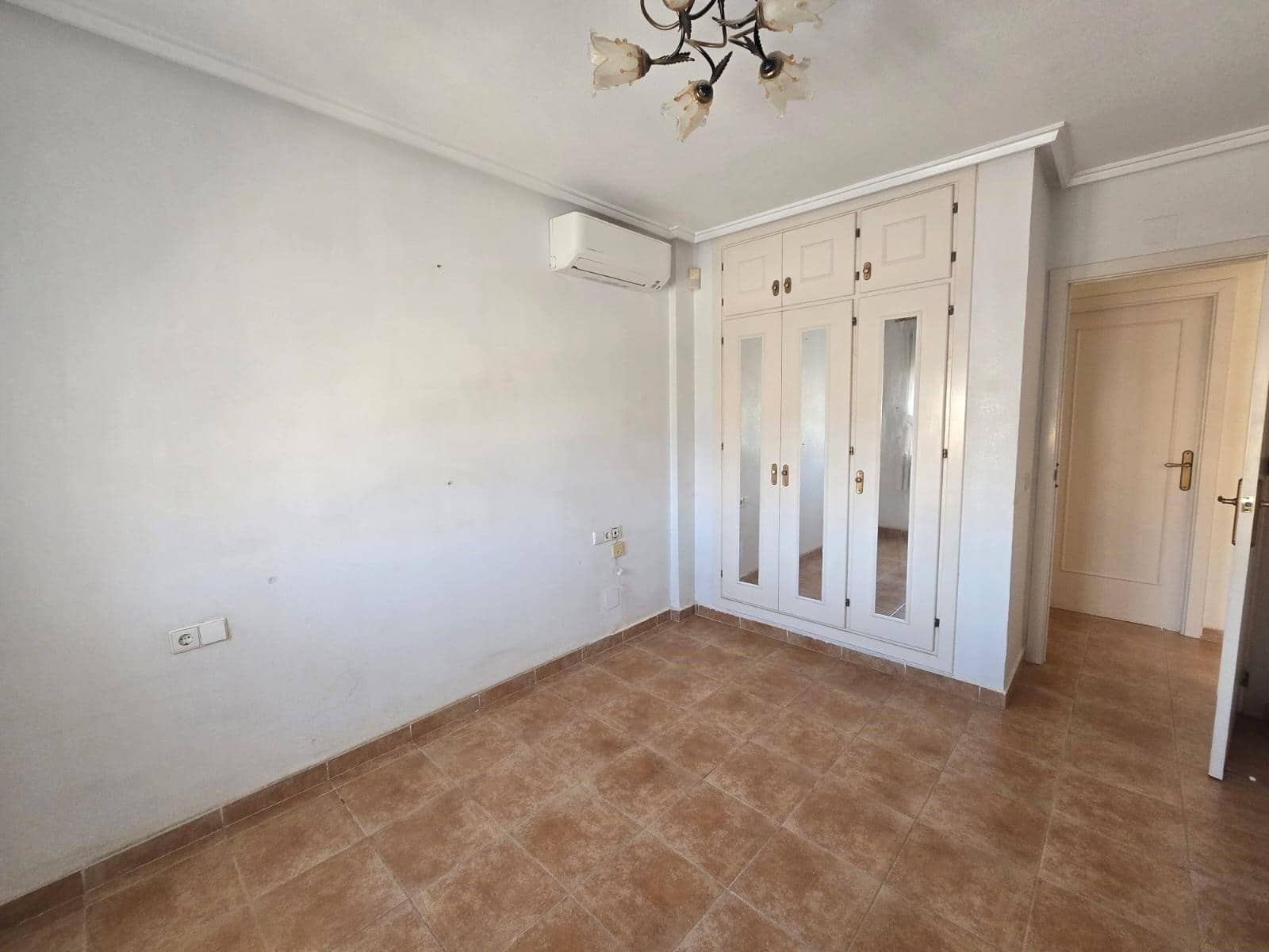 3 soverom Villa til salgs i Torrevieja med svømmebasseng garasje - € 370 000 (Ref: 10090520)