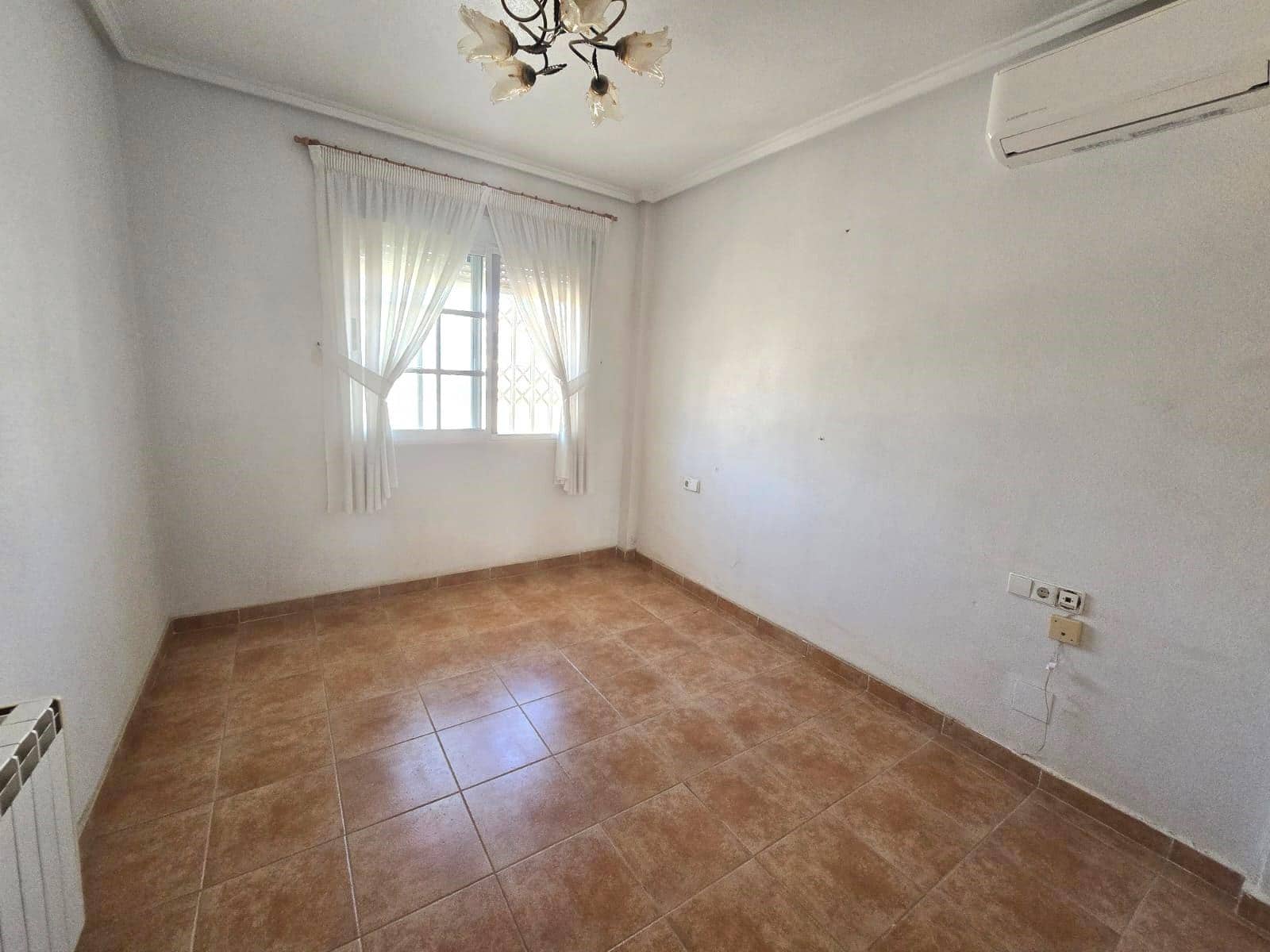 3 soverom Villa til salgs i Torrevieja med svømmebasseng garasje - € 370 000 (Ref: 10090520)