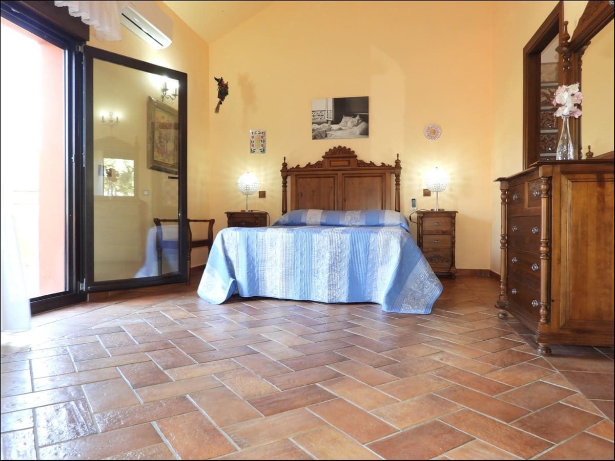 Pareado de 5 habitaciones en La Duquesa / Puerto de la Duquesa en venta con piscina garaje - 950.000 € (Ref: 10095051)