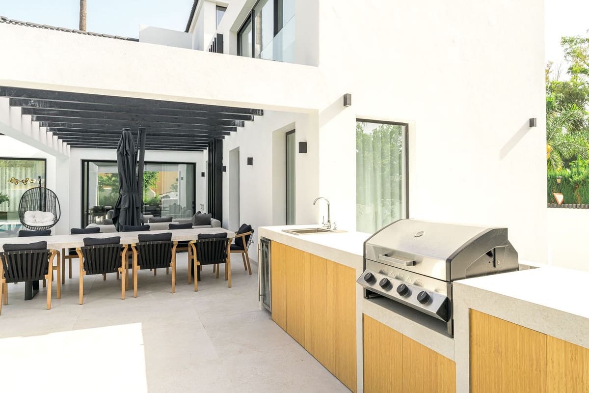 4 slaapkamer Villa te koop in Nueva Andalucia met zwembad - € 3.395.000 (Ref: 10095053)