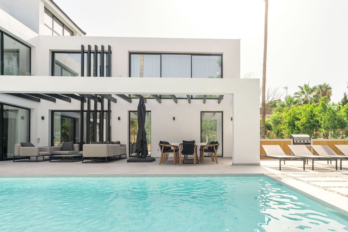 4 slaapkamer Villa te koop in Nueva Andalucia met zwembad - € 3.395.000 (Ref: 10095053)