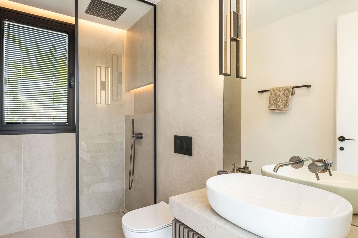 4 slaapkamer Villa te koop in Nueva Andalucia met zwembad - € 3.395.000 (Ref: 10095053)