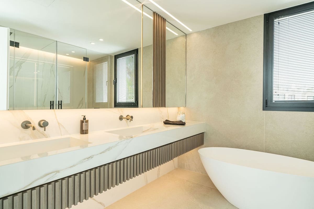4 slaapkamer Villa te koop in Nueva Andalucia met zwembad - € 3.395.000 (Ref: 10095053)