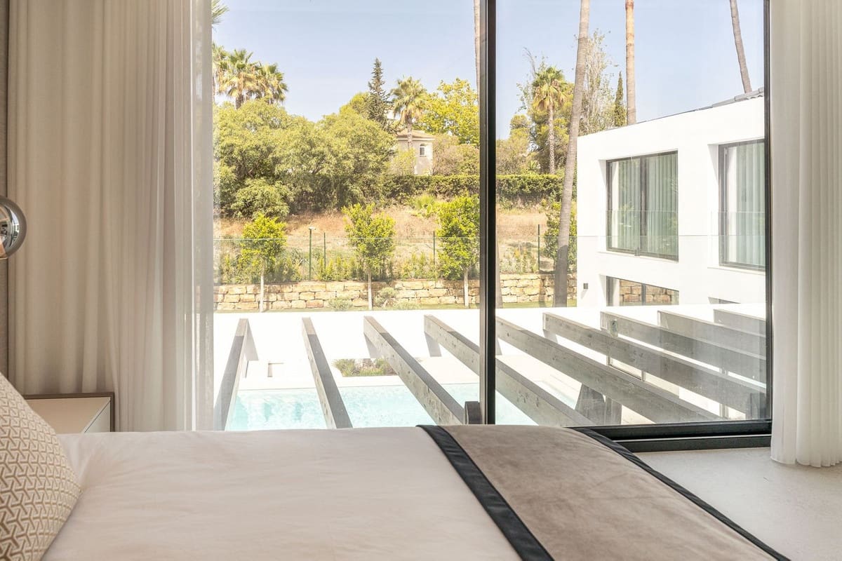 4 slaapkamer Villa te koop in Nueva Andalucia met zwembad - € 3.395.000 (Ref: 10095053)