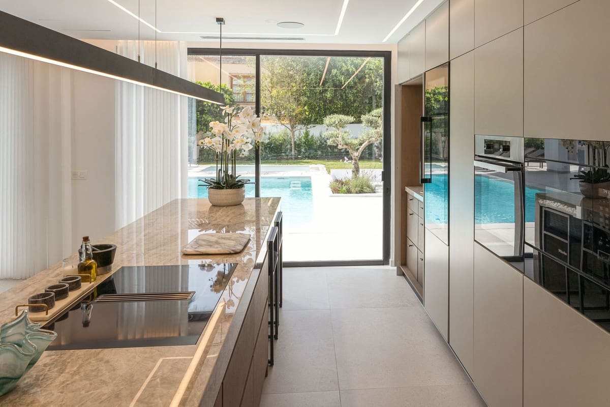 4 slaapkamer Villa te koop in Nueva Andalucia met zwembad - € 3.395.000 (Ref: 10095053)