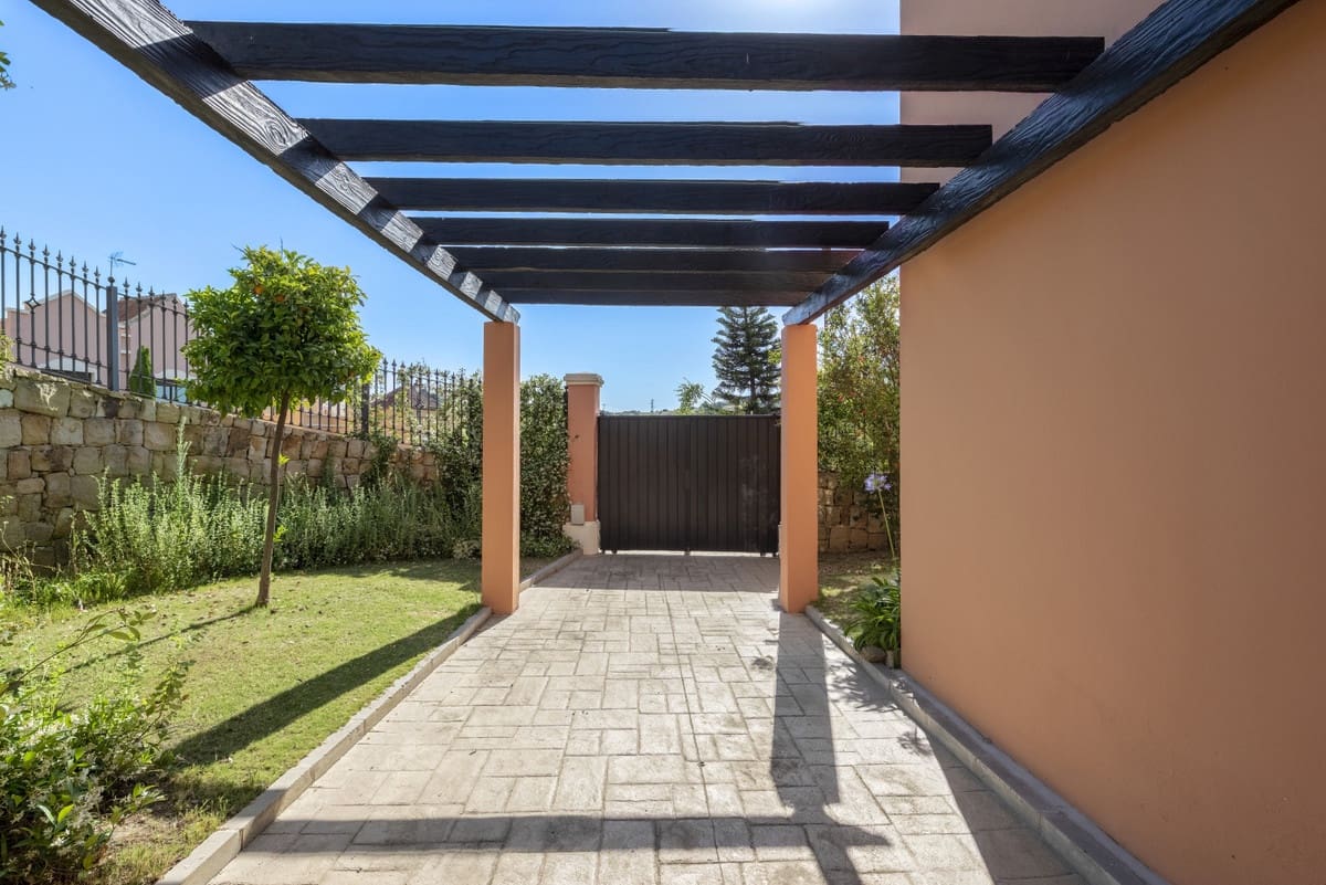 4 quarto Moradia para venda em Estepona com piscina - 718 693 € (Ref: 10095065)