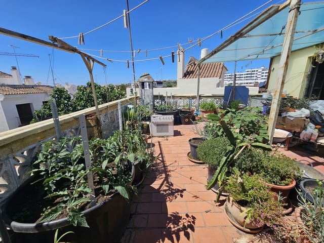 5 soveværelse Byhus til salg i Zona Calvario, Estepona med swimmingpool garage - € 395.000 (Ref: 10095092)