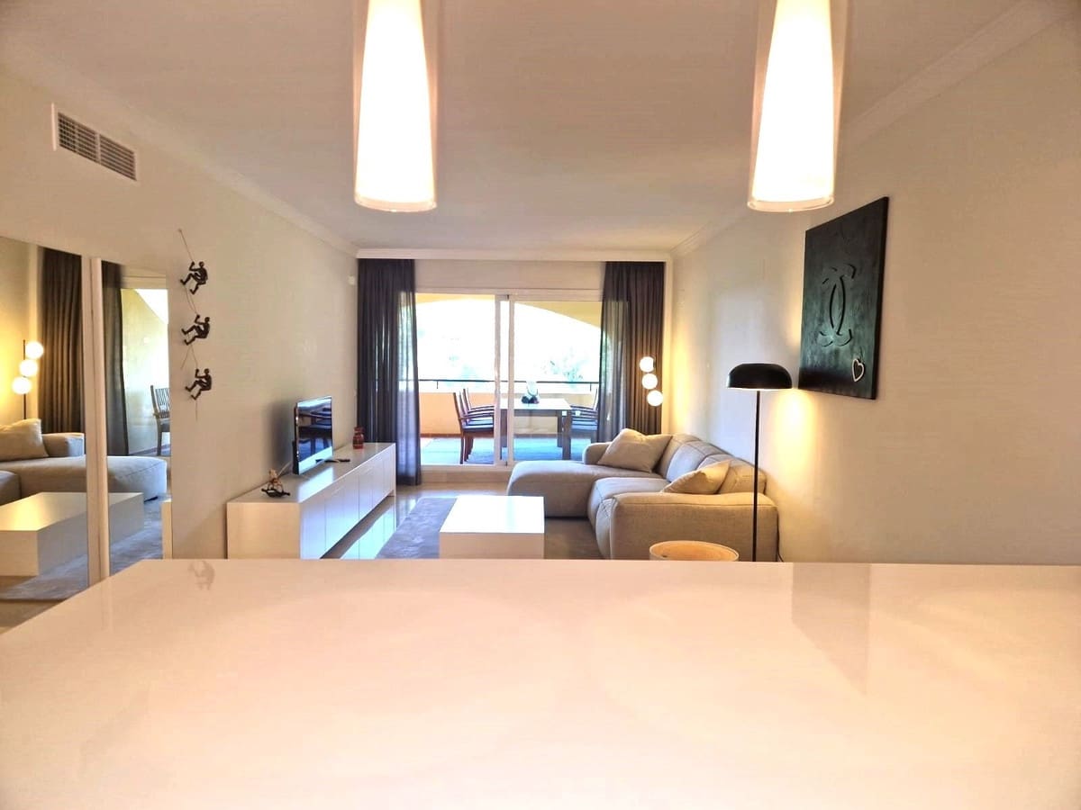 2 soverom Leilighet til salgs i Elviria med svømmebasseng garasje - € 375 000 (Ref: 10095101)