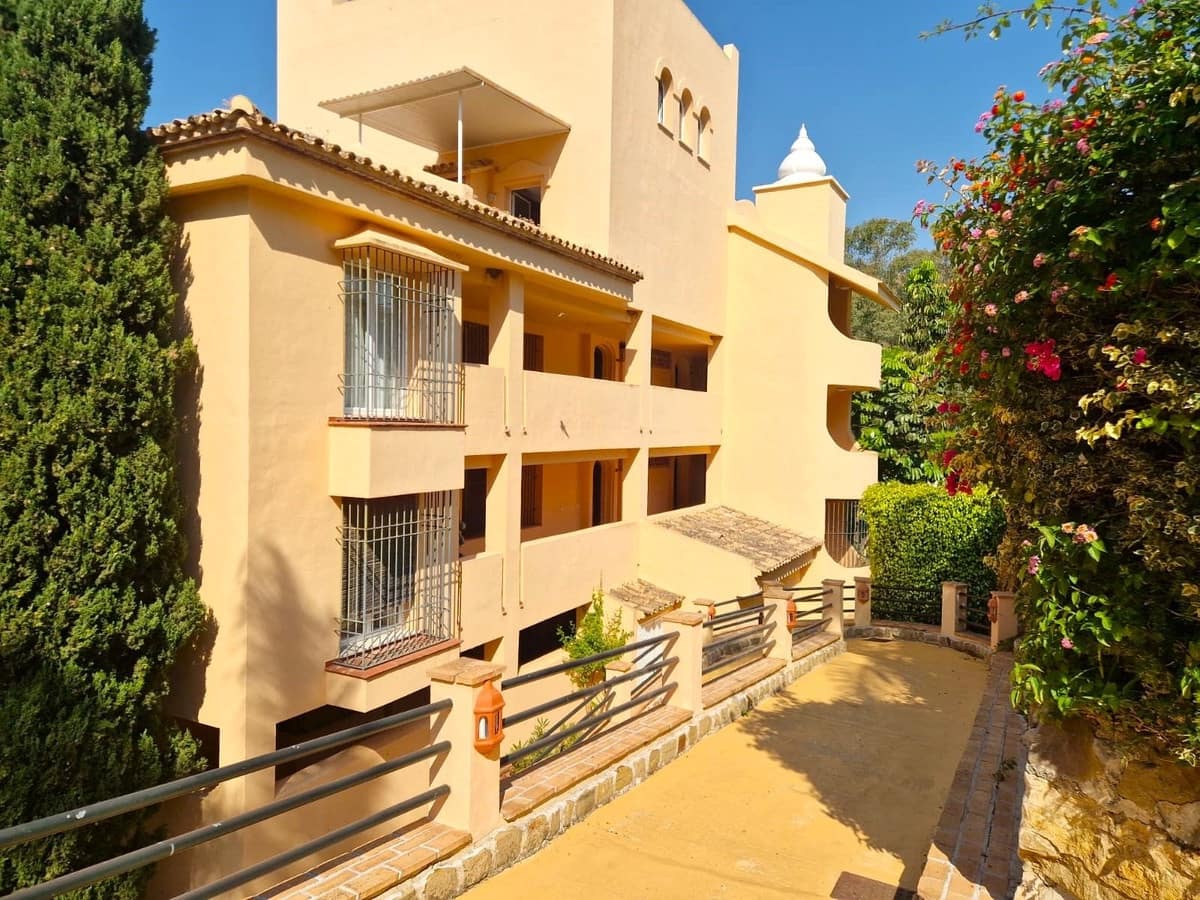 2 soverom Leilighet til salgs i Elviria med svømmebasseng garasje - € 375 000 (Ref: 10095101)