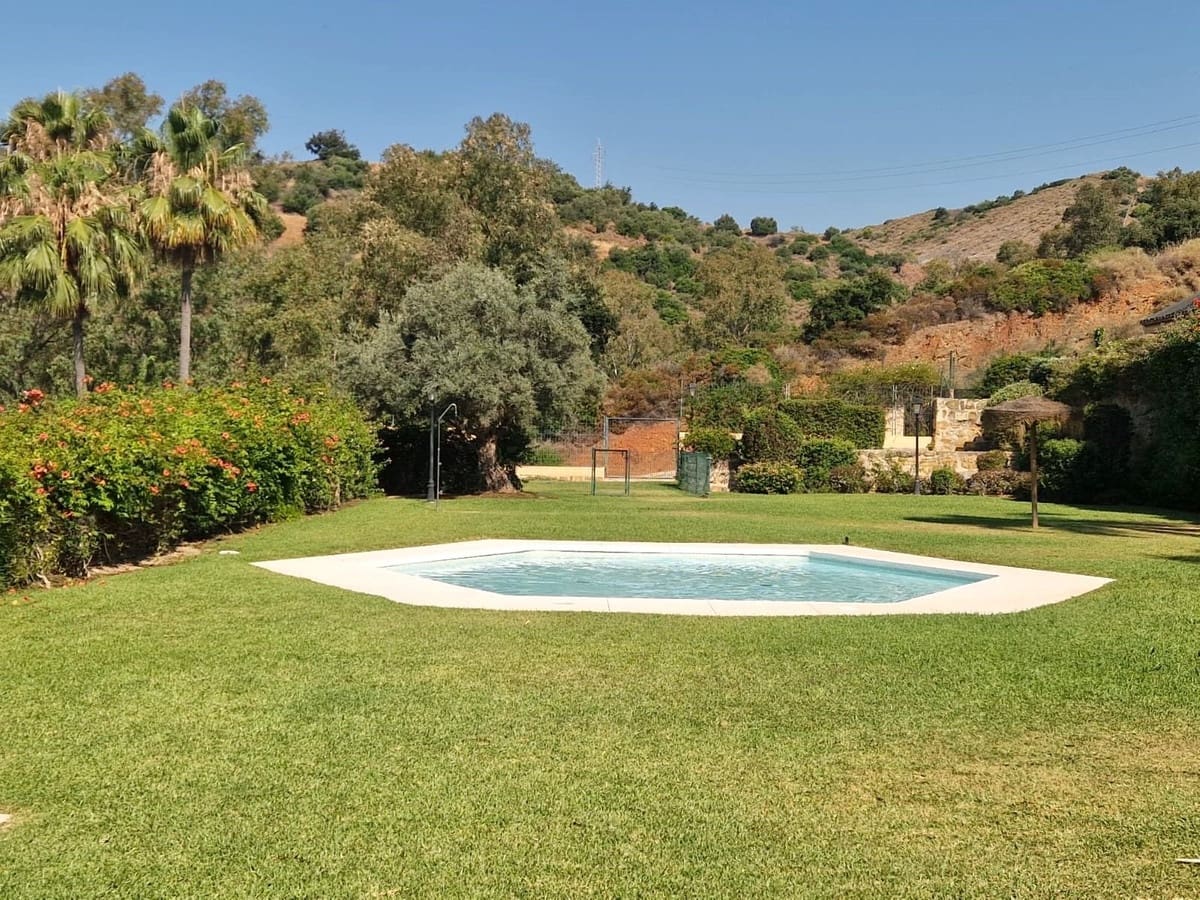 2 soverom Leilighet til salgs i Elviria med svømmebasseng garasje - € 375 000 (Ref: 10095101)