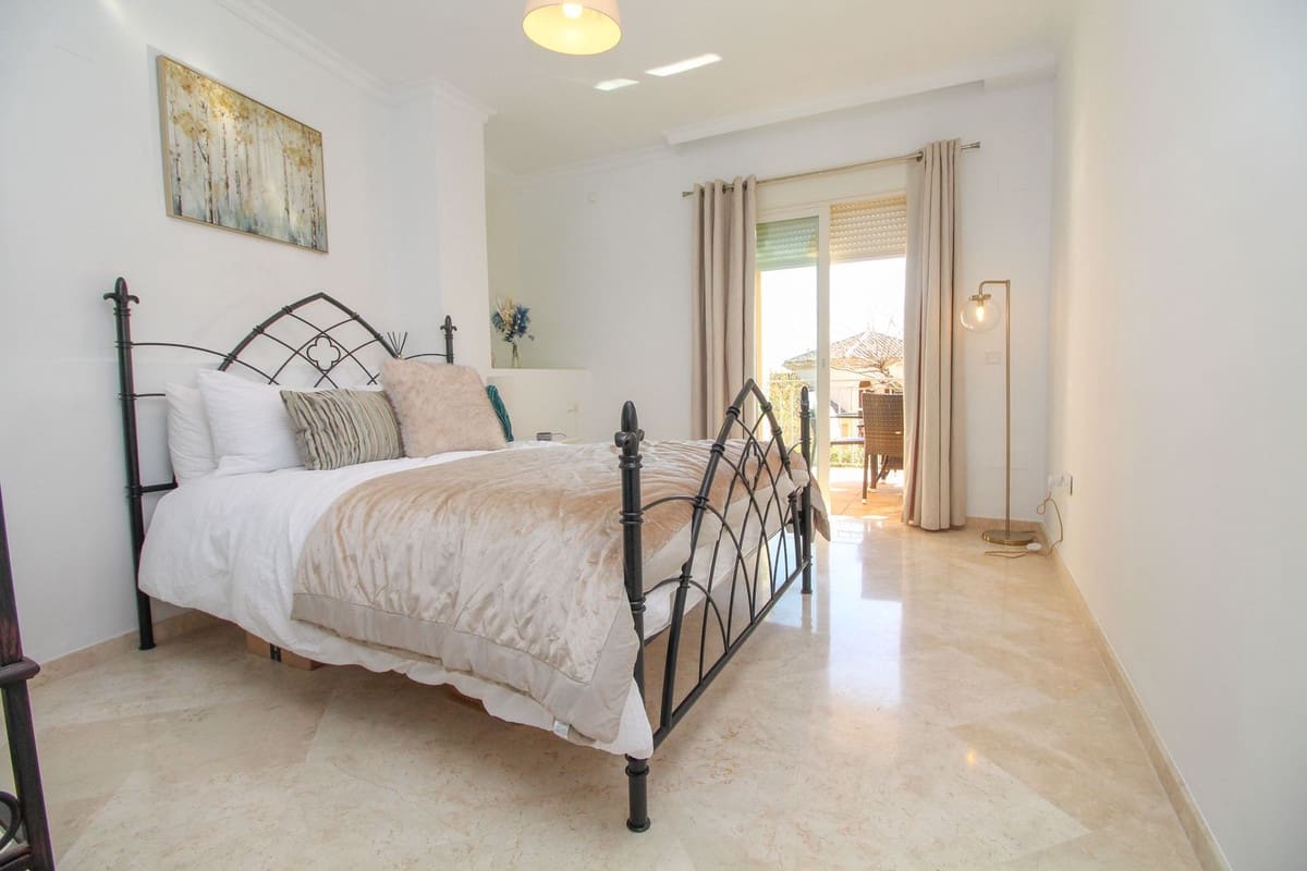 2 soveværelse Lejlighed til salg i Elviria med swimmingpool - € 335.000 (Ref: 10095105)