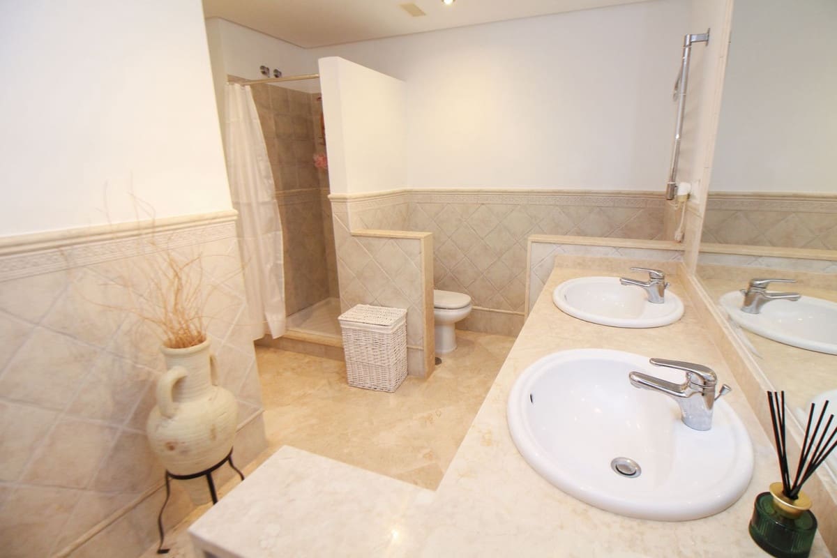 2 soveværelse Lejlighed til salg i Elviria med swimmingpool - € 335.000 (Ref: 10095105)