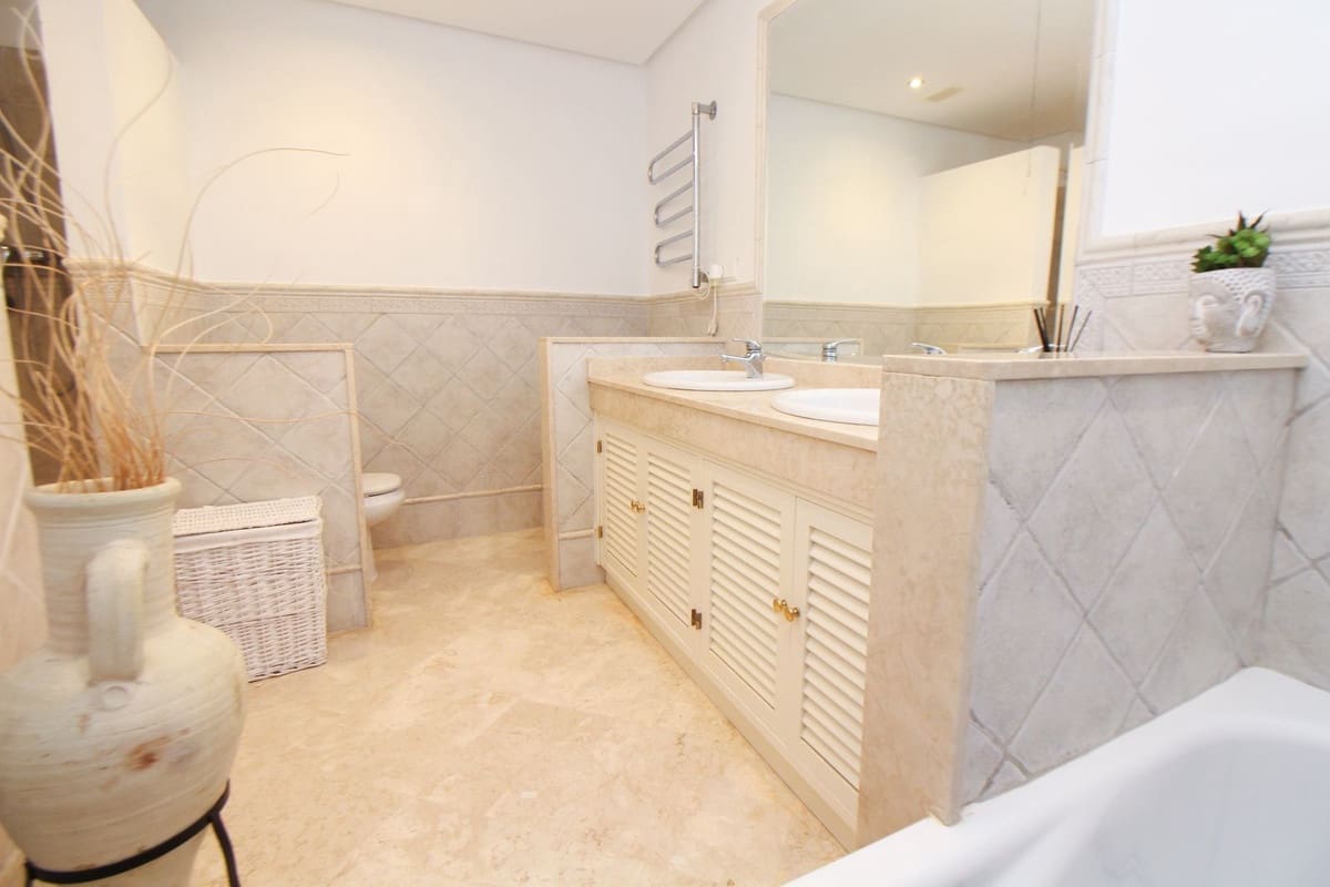 2 soveværelse Lejlighed til salg i Elviria med swimmingpool - € 335.000 (Ref: 10095105)
