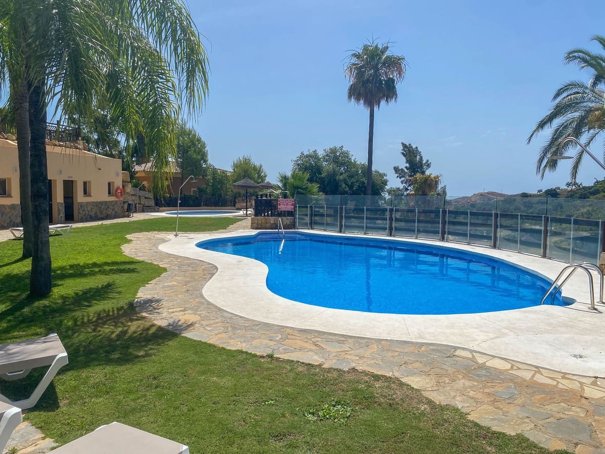 2 soveværelse Lejlighed til salg i Elviria med swimmingpool - € 335.000 (Ref: 10095105)