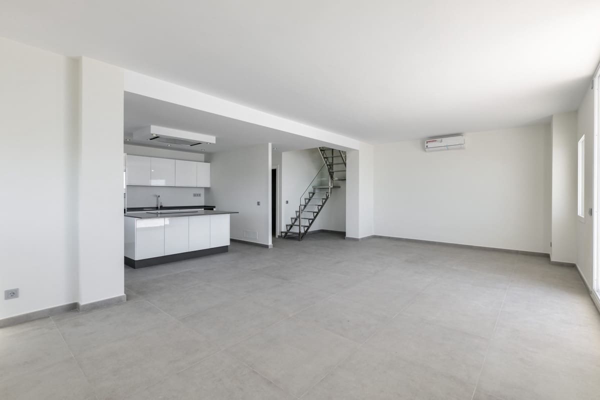 3 bedroom Apartment for sale in Estepona with pool - € 695,000 (Ref: 10095130)