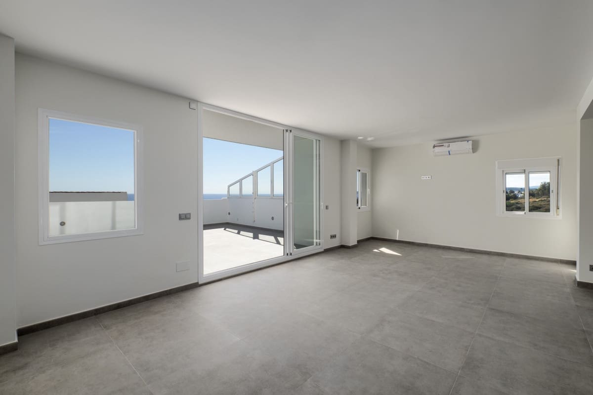 3 bedroom Apartment for sale in Estepona with pool - € 695,000 (Ref: 10095130)