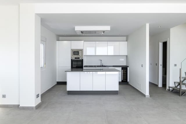 3 slaapkamer Appartement te koop in Puerto de Estepona, Estepona met zwembad - € 695.000 (Ref: 10095130)