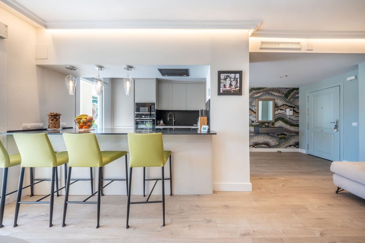 2 chambre Appartement à vendre à Puerto Banus avec piscine garage - 549 000 € (Ref: 10095182)