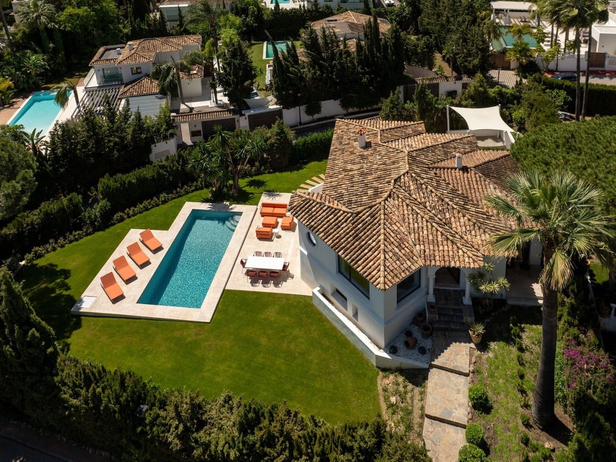 4 sypialnia Willa na sprzedaż w Nueva Andalucia z basenem garażem - 2 995 000 € (Ref: 10095196)
