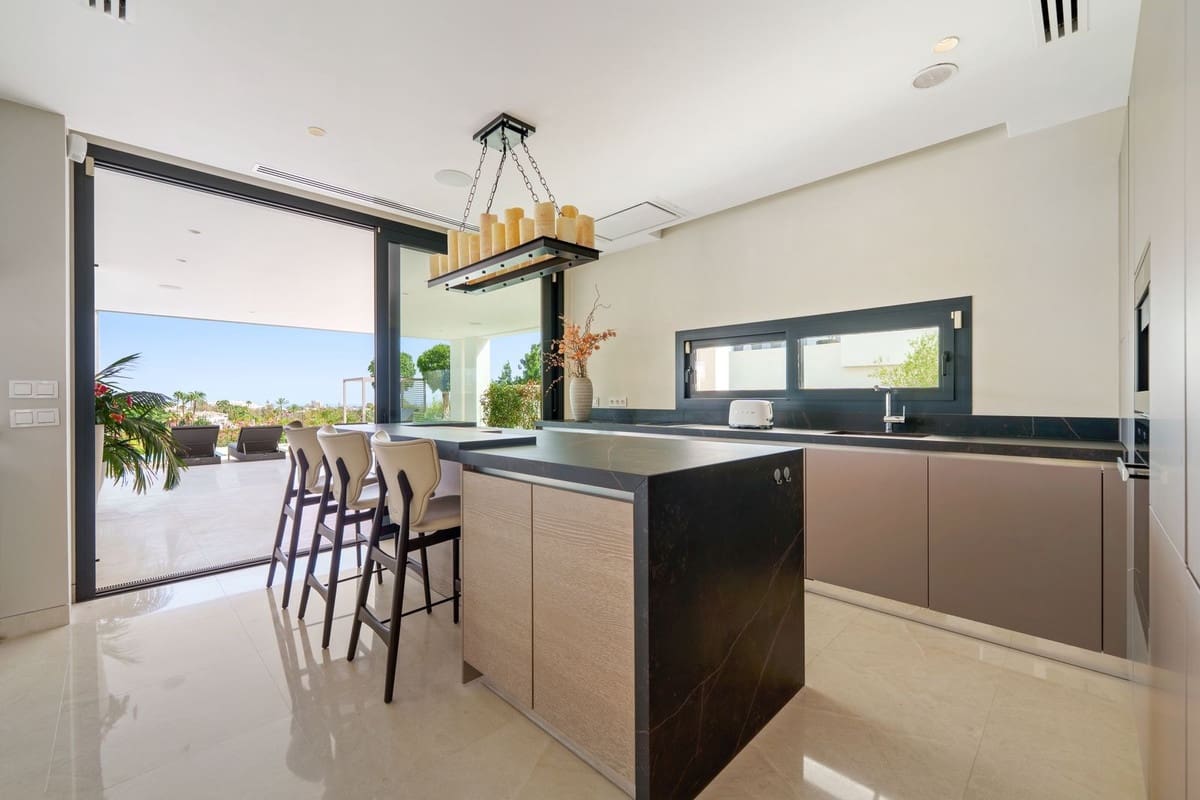 5 slaapkamer Villa te koop in Nueva Andalucia met zwembad garage - € 4.595.000 (Ref: 10095199)