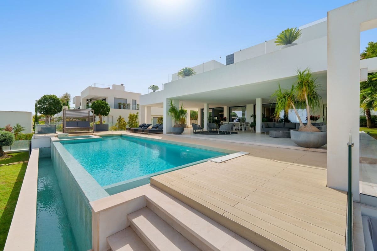 5 slaapkamer Villa te koop in Nueva Andalucia met zwembad garage - € 4.595.000 (Ref: 10095199)