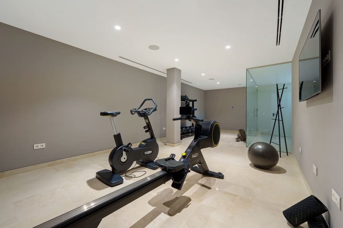 5 slaapkamer Villa te koop in Nueva Andalucia met zwembad garage - € 4.595.000 (Ref: 10095199)