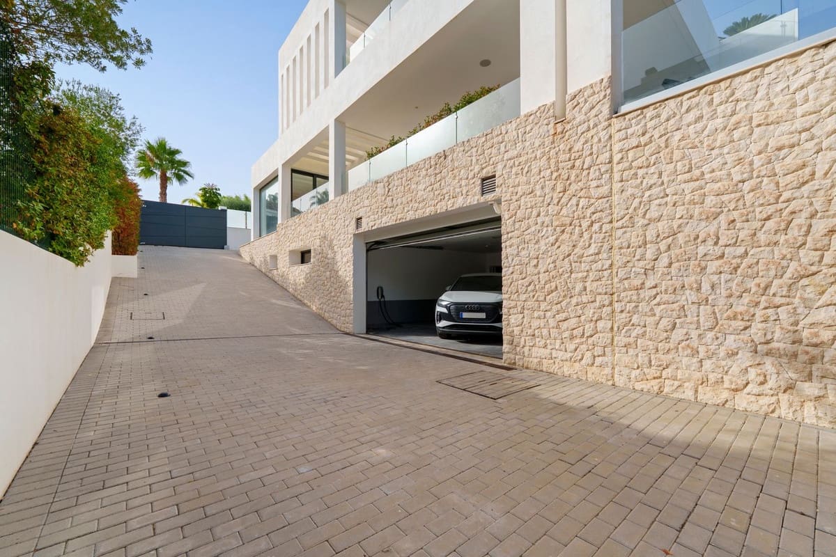 5 slaapkamer Villa te koop in Nueva Andalucia met zwembad garage - € 4.595.000 (Ref: 10095199)
