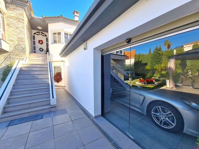 Chalet de 3 habitaciones en Zona Calvario, Estepona en venta con piscina garaje - 1.150.000 € (Ref: 10095236)