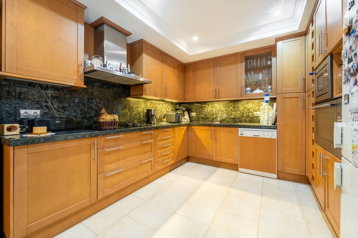 6 sovrum Hus till salu i Aloha Golf med pool garage - 1 595 000 € (Ref: 10095270)