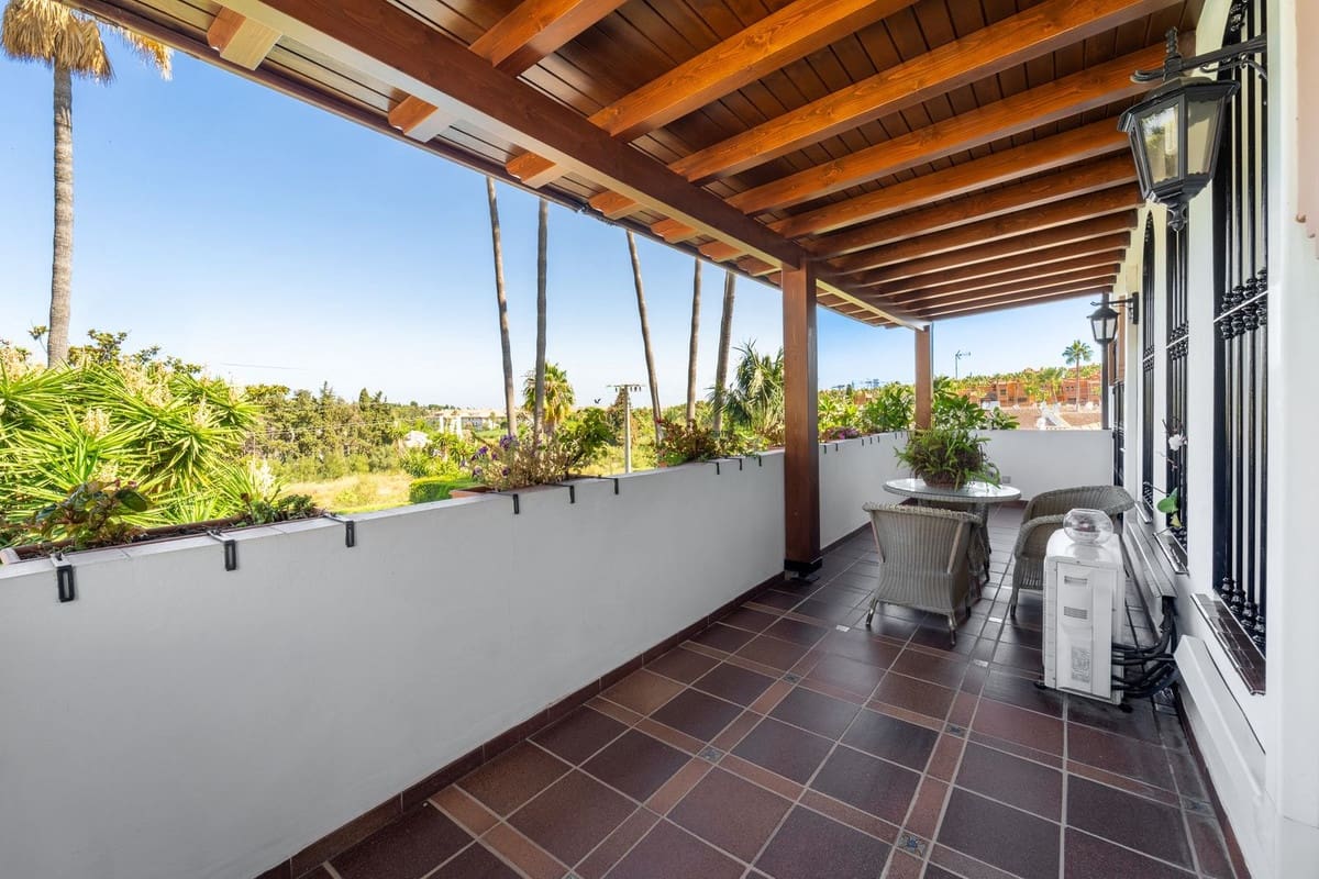 6 sovrum Hus till salu i Aloha Golf med pool garage - 1 595 000 € (Ref: 10095270)