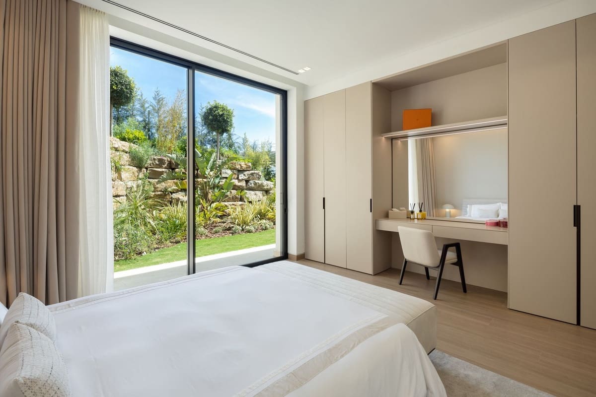 6 bedroom Villa for sale in Benahavis with pool - € 5,750,000 (Ref: 10095294)