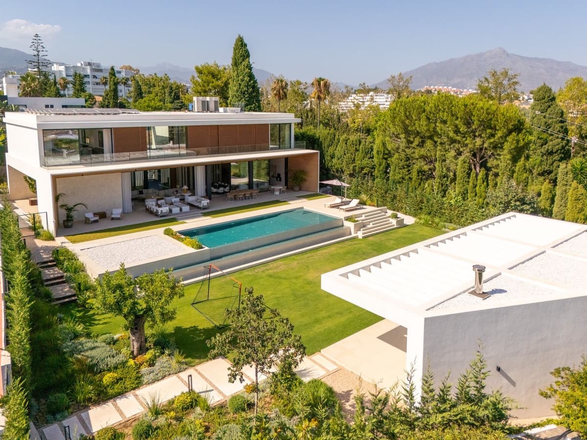 Chalet de 6 habitaciones en Guadalmina en venta con piscina - 5.995.000 € (Ref: 10095317)