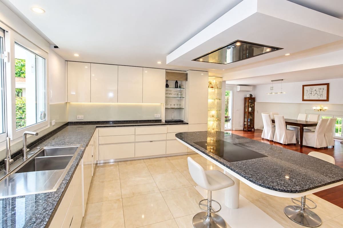 3 soveværelse Villa til salg i El Rosario med swimmingpool garage - € 1.200.000 (Ref: 10095325)