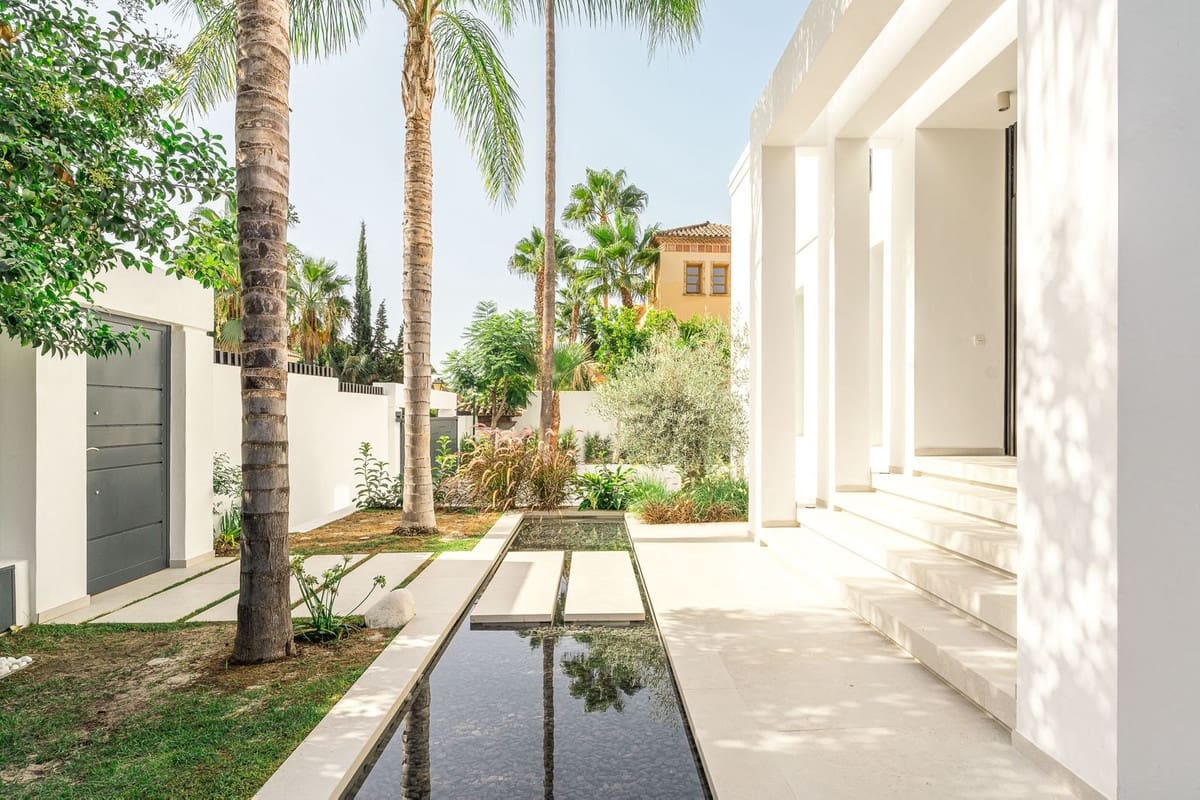 4 slaapkamer Villa te koop in Nueva Andalucia met zwembad - € 3.395.000 (Ref: 10103020)