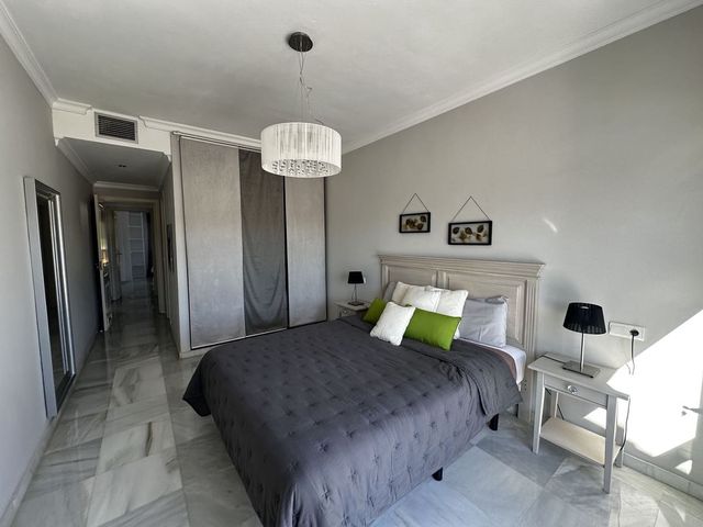 2 chambre Appartement à vendre à Los Naranjos, Marbella avec piscine garage - 460 000 € (Ref: 10103059)