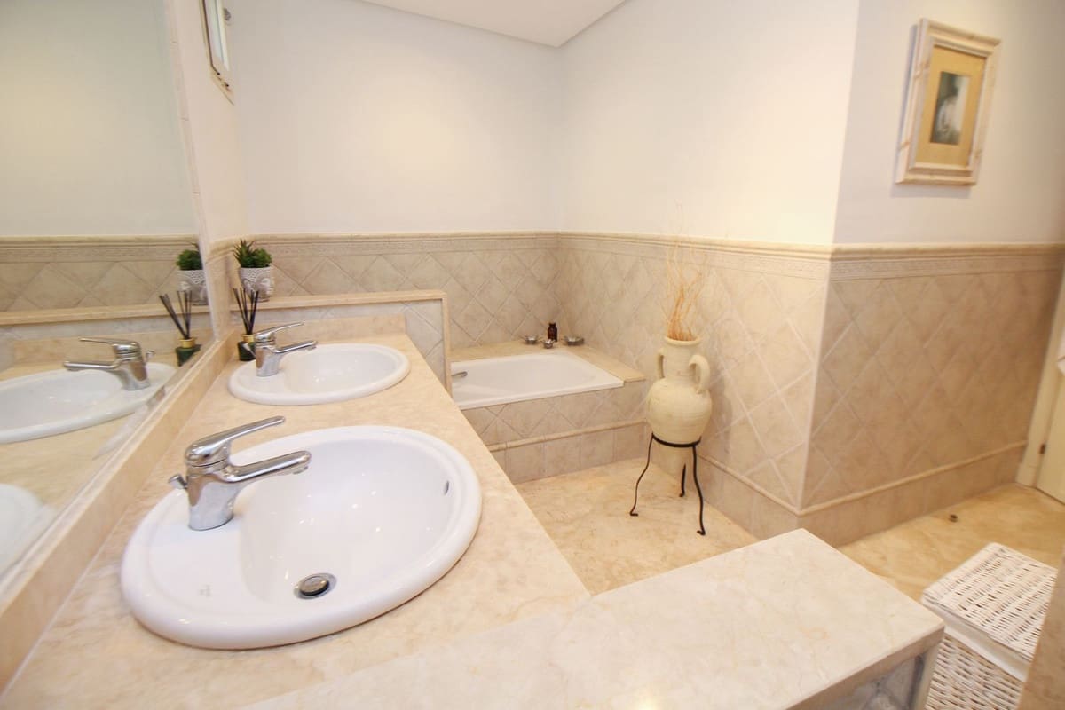 2 soveværelse Lejlighed til salg i Elviria med swimmingpool - € 335.000 (Ref: 10103069)