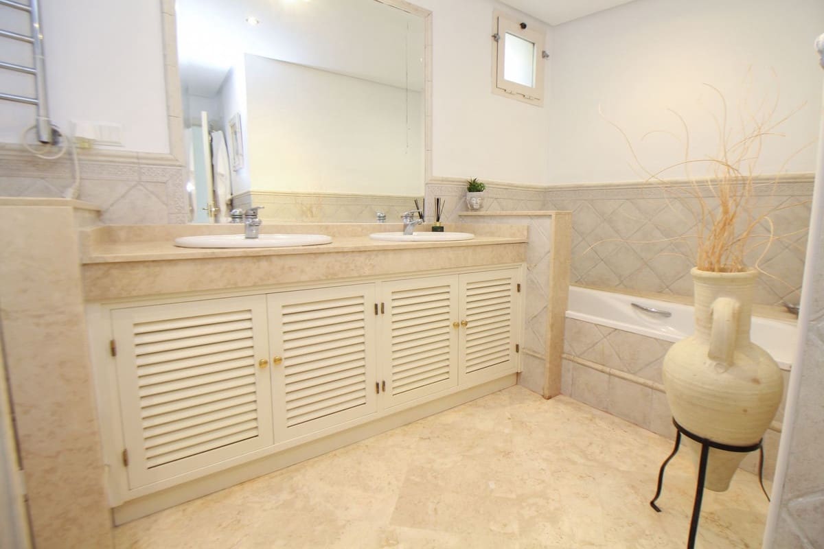 2 soveværelse Lejlighed til salg i Elviria med swimmingpool - € 335.000 (Ref: 10103069)