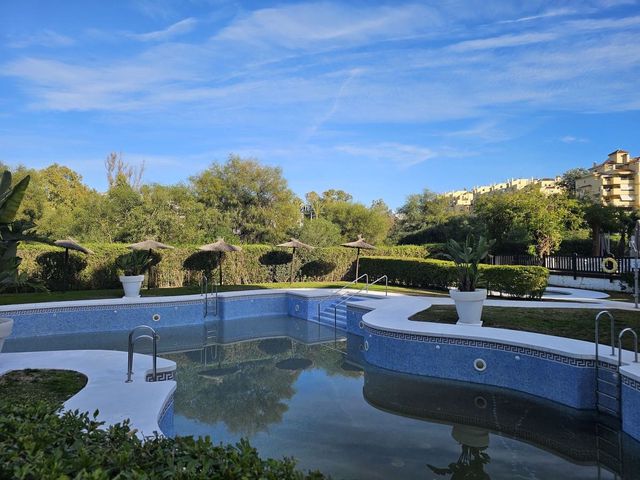 3 quarto Apartamento para venda em El Velerín, Estepona com piscina garagem - 480 000 € (Ref: 10103072)