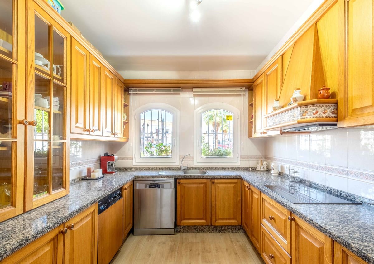 4 chambre Maison de Ville à vendre à Fuengirola avec piscine garage - 1 050 000 € (Ref: 10103073)