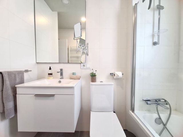 2 makuuhuone Huoneisto myytävänä paikassa Puerto de Estepona, Estepona mukana uima-altaan 
autotalli - 630 000 € (Ref: 10103109)