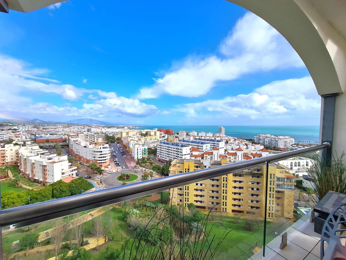 Apartamento de 2 habitaciones en Estepona en venta con piscina garaje - 630.000 € (Ref: 10103109)