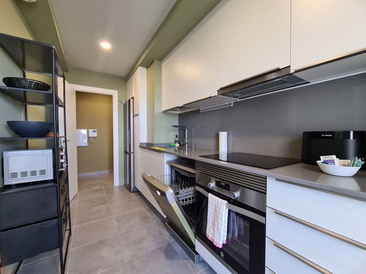 Apartamento de 2 habitaciones en Estepona en venta con piscina garaje - 630.000 € (Ref: 10103109)